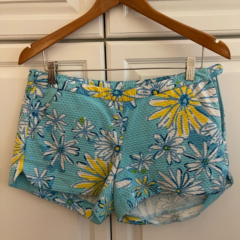Lilly Pulitzer daisy short size 2. Excellent like new